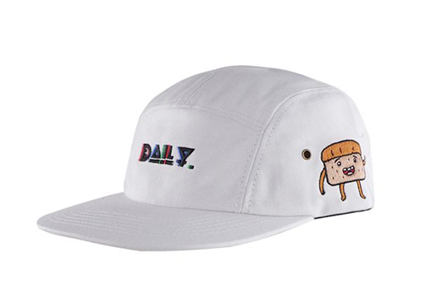 Косой край белой походной фуражки