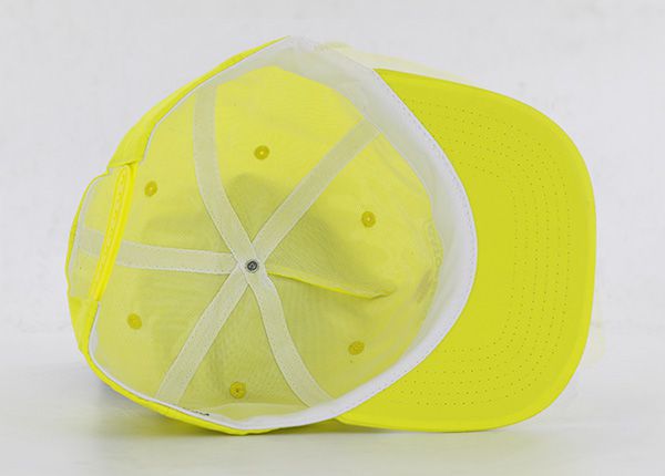 Внутри полностью золотая застежка-молния с плоскими полями