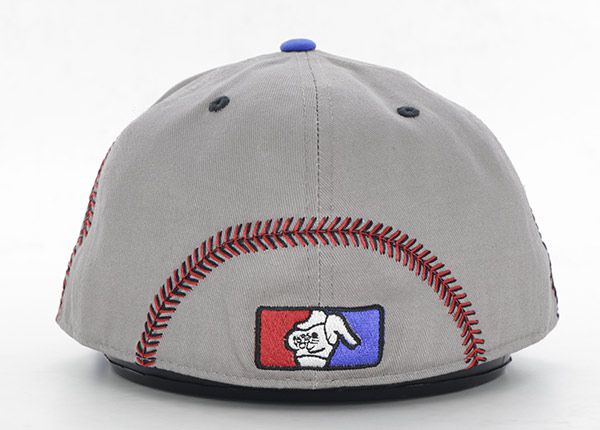 Тыльная сторона серой необычной приталенной кепки на кнопочной застежке