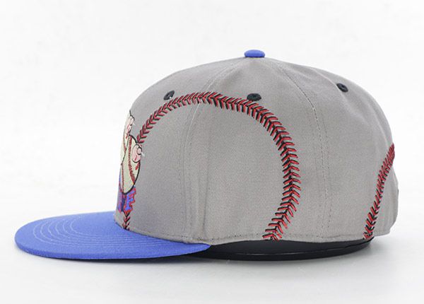 Сбоку серая необычная приталенная кепка на кнопочной застежке