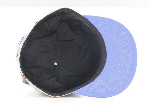 Внутри серая необычная приталенная кепка на кнопочной застежке