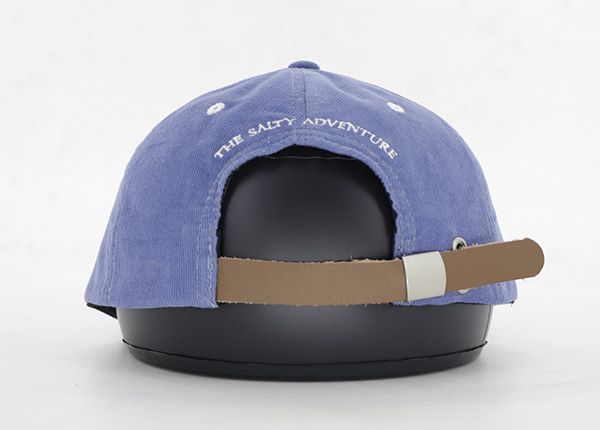 Задняя сторона изготовленных на заказ детских голубых вельветовых шапочек-снэпбэков для малышей