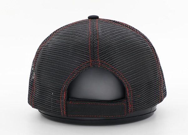 Задняя часть изготовленной на заказ потрясающей пустой модной шляпы дальнобойщика Snapback из пенопласта