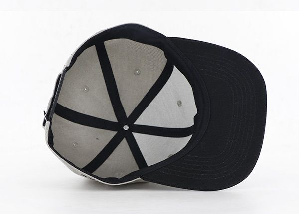 Внутри изготовленных на заказ бейсбольных бейсболок с плоской купюрой