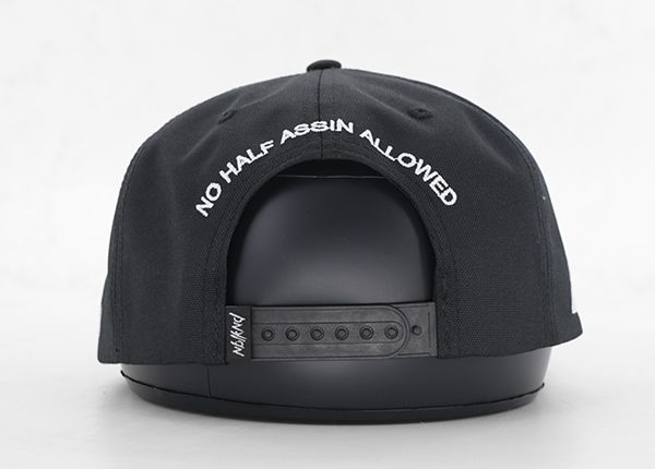 Задняя сторона черных бейсболок большого размера