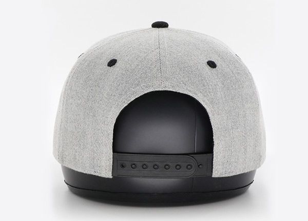 Задняя часть из черно-серой вышитой застежки-молнии с плоским козырьком