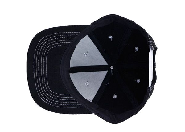 Внутри джинсовая черно-белая застежка-молния с вышитым логотипом