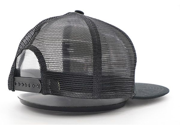 Черная бейсболка Trucker Snapback с вышитой нашивкой на внутренней стороне