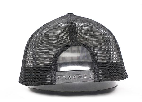 Задняя часть черного рюкзака Trucker Snapback с вышитой нашивкой
