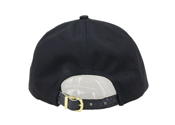Задняя сторона изготовленных на заказ черных пустых 6-панельных бейсболок с плоскими полями
