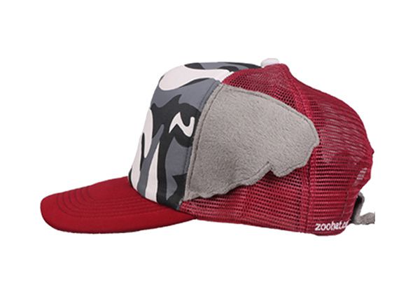 Боковая сторона пустой олдскульной камуфляжной шляпы дальнобойщика Snapback