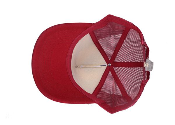 Внутри пустой олдскульной камуфляжной шляпы дальнобойщика Snapback