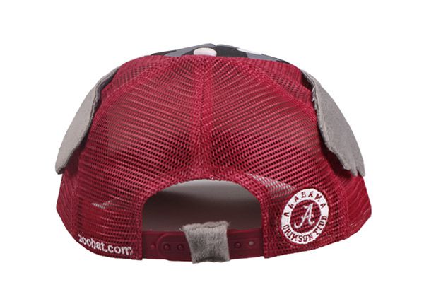 Задняя часть пустой олдскульной камуфляжной шляпы дальнобойщика Snapback