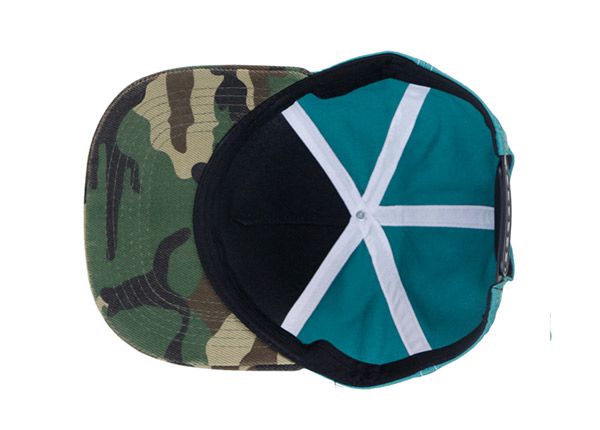 Внутри изготовленные на заказ пустые винтажные бейсболки с камуфляжной надписью