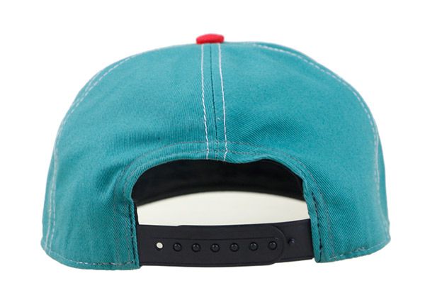 Задняя сторона изготовленных на заказ пустых винтажных бейсболок с камуфляжной накладкой