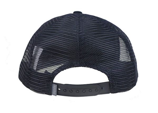 Задняя часть изготовленной на заказ черной шляпы дальнобойщика с плоским козырьком Snapback 
