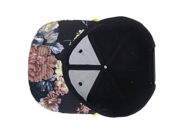 Внутри крутые черные бейсболки на веревочке