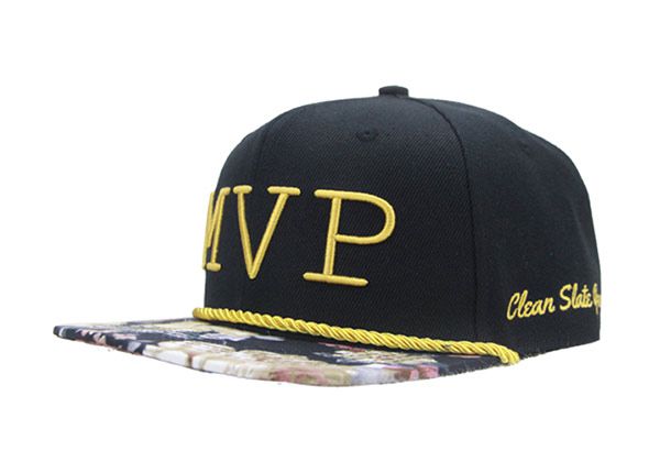 Пара крутых черных бейсболок на шнурке