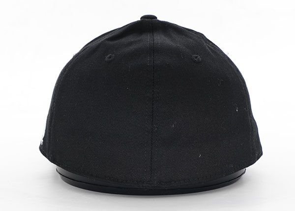 Задняя часть черной приталенной бейсболки с логотипом флага Нью-Мексико