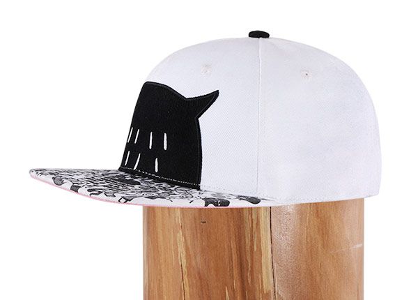 Пара белых забавных бейсболок с милым логотипом с черным принтом