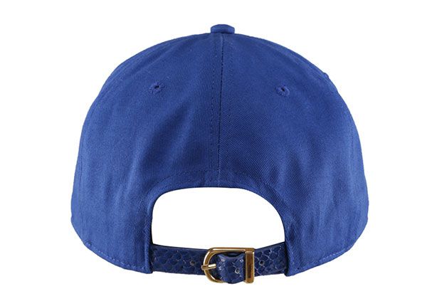 Боковая сторона изготовленных на заказ темно-синих бейсболок с вышитым логотипом