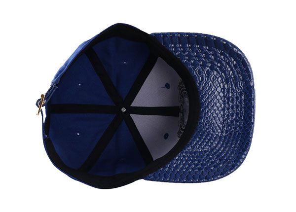 Внутри изготовленные на заказ темно-синие бейсболки с вышитым логотипом