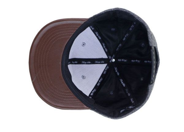 Внутри сшитая на заказ серая шерстяная бейсболка в старинном стиле с кожаными полями