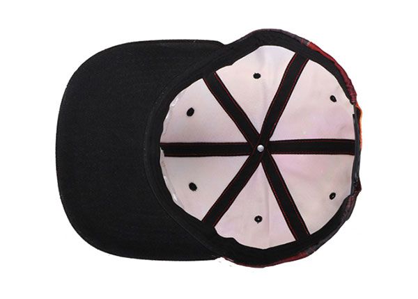 Внутри оранжевые и черные бейсболки