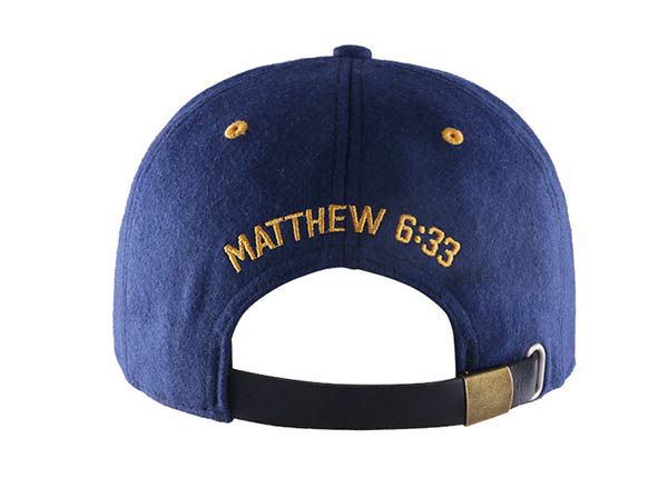 Обратная сторона сшитых на заказ бейсболок с вышивкой в стиле поп-культуры