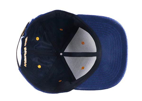 Внутри сшитых на заказ бейсболок с вышивкой в стиле поп-культуры