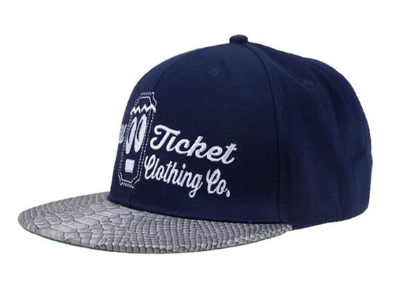 Сшитая на заказ шляпа-снэпбэк из змеиной кожи питона с наклоном