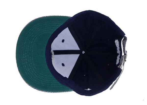 Внутри изготовленной на заказ шляпы Snapbacks из змеиной кожи питона