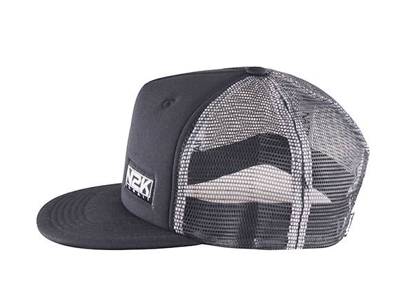 Боковая сторона простой черной шляпы дальнобойщика Snapback с поролоном