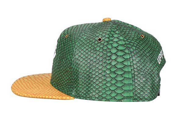 Боковые стороны изготовленных на заказ кожаных кепок-снэпбэков из змеиной кожи