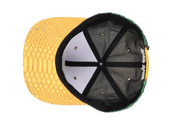 Внутри изготовленных на заказ кожаных кепок-снэпбэков из змеиной кожи