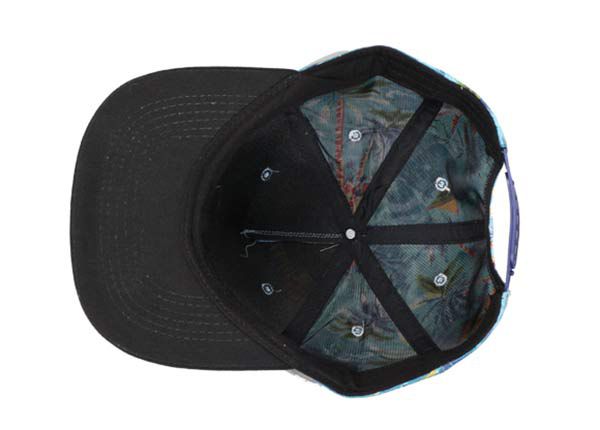 Внутри изготовленных на заказ бейсболок с принтом Surf Hawaii