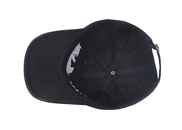 Внутри изготовленной на заказ винтажной бейсболки на ремешке