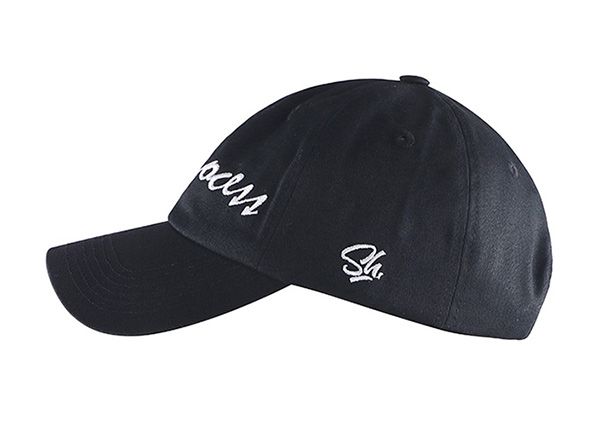 Сторона изготовленной на заказ винтажной бейсболки с ремешком на спине