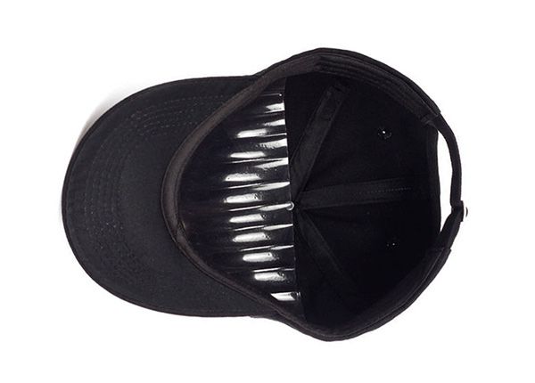 Внутри вышитой на заказ клубничной бейсболки