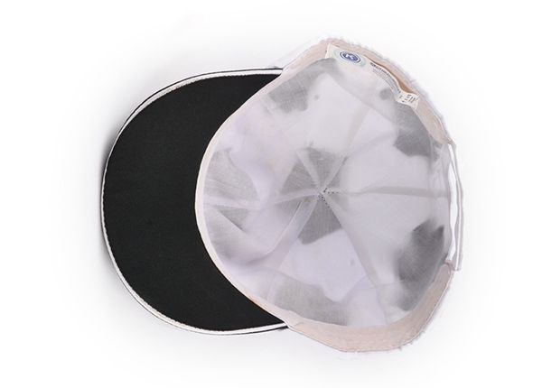 Внутри изготовленной на заказ черной приталенной бейсболки для футбольного матча