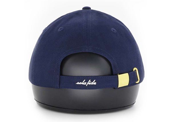 Бейсболка премиум-класса с регулируемой спинкой и вышитым белым логотипом