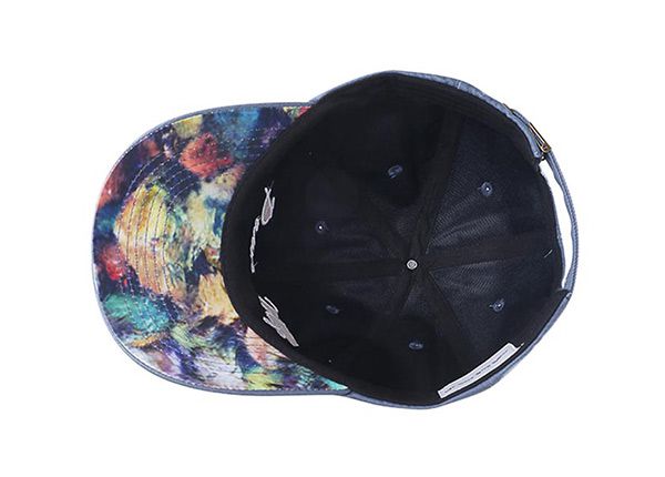 Внутри изготовленной на заказ синей регулируемой бейсболки, которая подходит всем по размеру