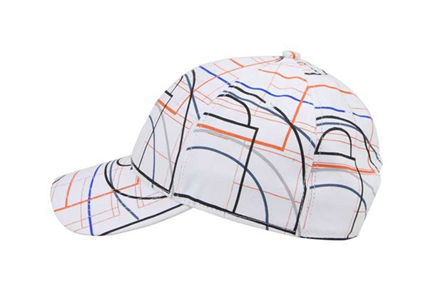 Боковая сторона изготовленной на заказ бейсболки в тонкую полоску