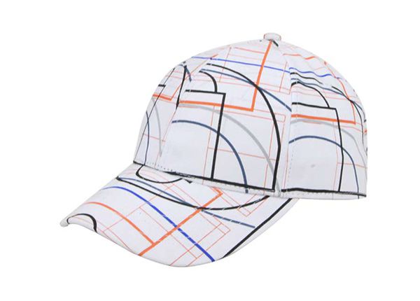 Косой край изготовленной на заказ бейсболки в тонкую полоску