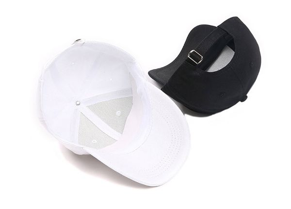 Задняя часть черной хипстерской бейсболки с кольцами