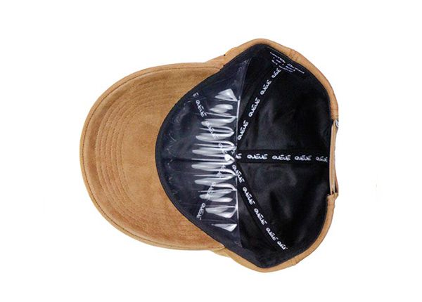 Внутренняя сторона изготовленной на заказ коричневой пустой замшевой бейсболки из натуральной кожи