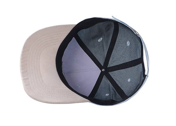 Внутренняя сторона изготовленной на заказ синей бейсболки с 5 панелями и замшевыми полями