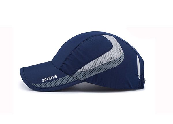 Синяя бейсболка с длинным козырьком сбоку