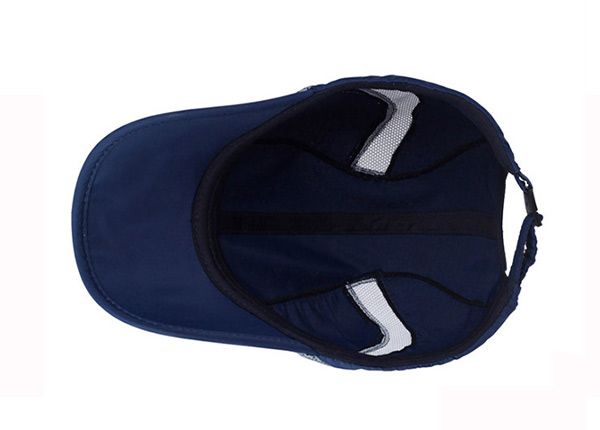 Внутренняя сторона синей бейсболки с длинным козырьком