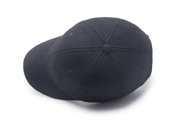 Задняя часть пустой черной бейсболки с короткими полями